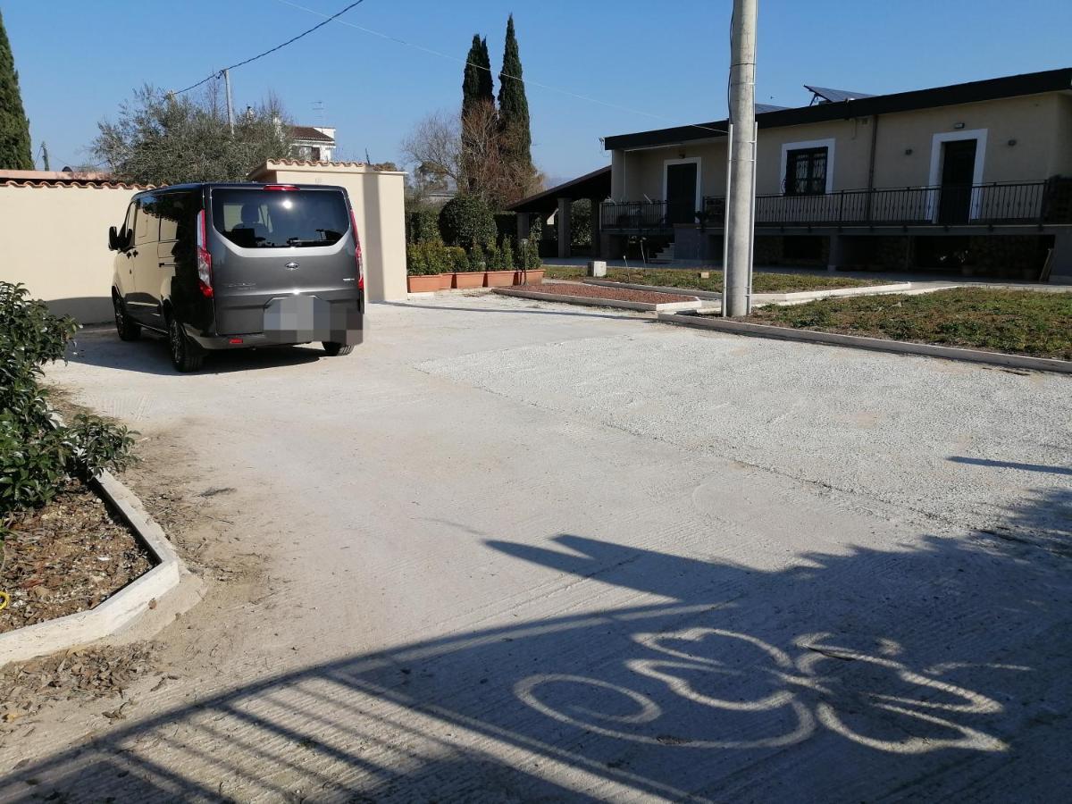 La Casa Del Borgo-Intero Appartamento Latina Luaran gambar