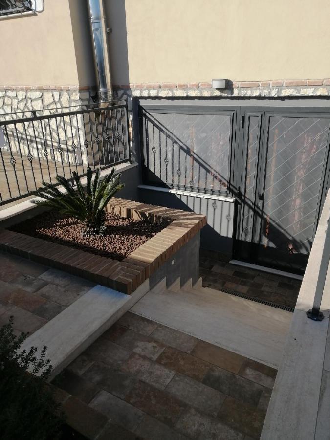 La Casa Del Borgo-Intero Appartamento Latina Luaran gambar