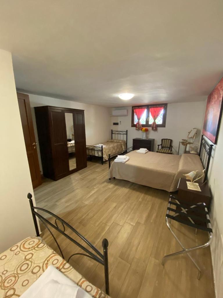 La Casa Del Borgo-Intero Appartamento Latina Luaran gambar